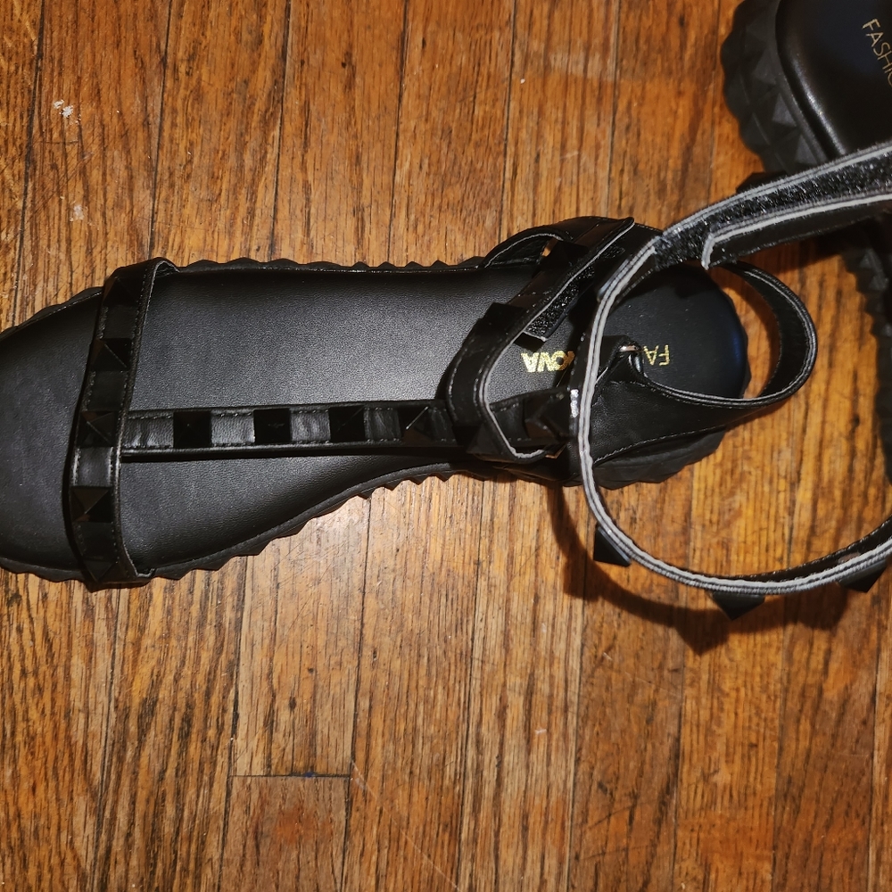 Sandles - Picture 5 of 6